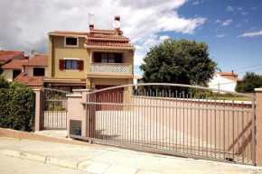 Villa Maras with yard, 400 m to the beach